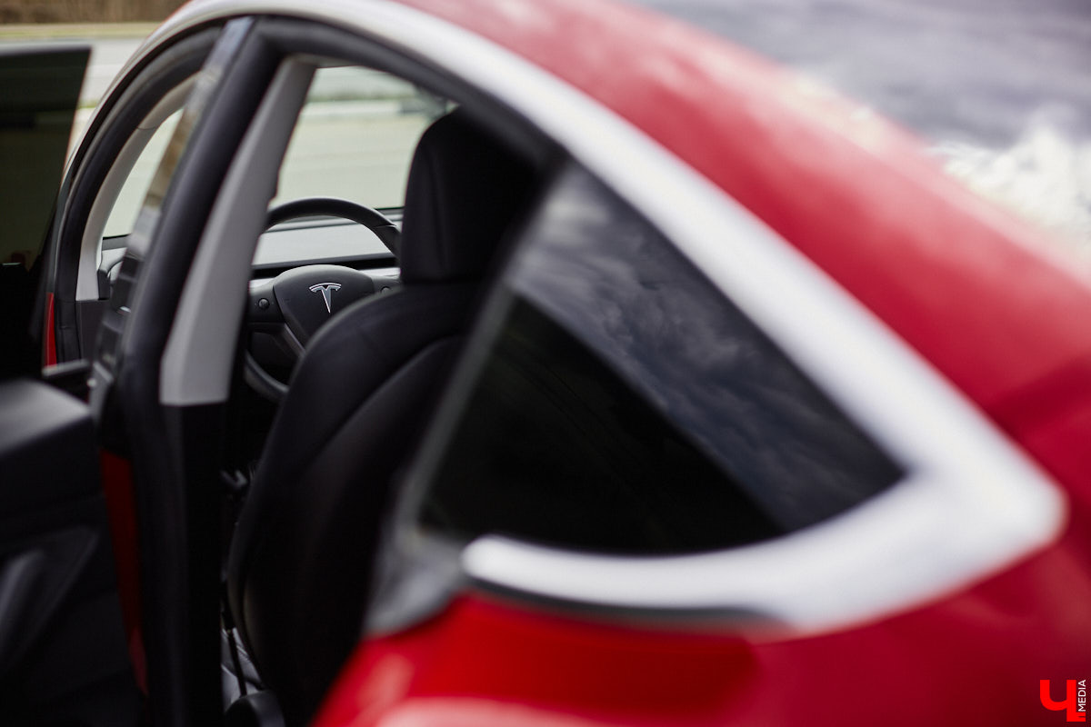 Сверкающая красная Tesla разрезала воздух, ловя восхищенные взгляды. Примерно так началась встреча владельцев электромобилей и гибридов в областном центре. Участие в ней приняли около 15 человек — владельцев и поклонников электрокаров. Пять авто выстроились в ряд перед «Белым домом». Самым везучим дали порулить Tesla. Интервью владельцев электрокаров и много-много шикарных фото — в материале «Ключ-Медиа».