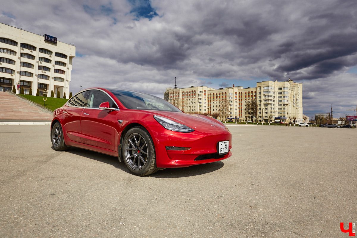 Сверкающая красная Tesla разрезала воздух, ловя восхищенные взгляды. Примерно так началась встреча владельцев электромобилей и гибридов в областном центре. Участие в ней приняли около 15 человек — владельцев и поклонников электрокаров. Пять авто выстроились в ряд перед «Белым домом». Самым везучим дали порулить Tesla. Интервью владельцев электрокаров и много-много шикарных фото — в материале «Ключ-Медиа».