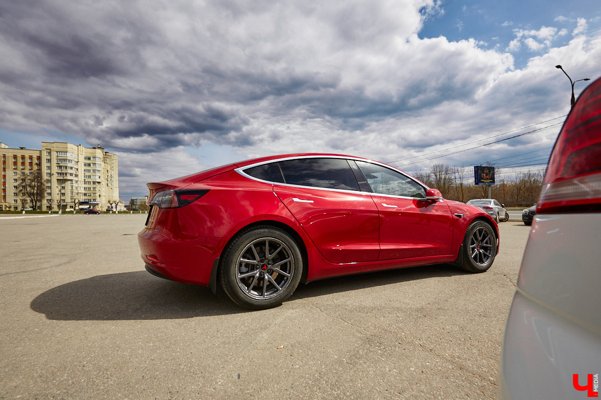 Сверкающая красная Tesla разрезала воздух, ловя восхищенные взгляды. Примерно так началась встреча владельцев электромобилей и гибридов в областном центре. Участие в ней приняли около 15 человек — владельцев и поклонников электрокаров. Пять авто выстроились в ряд перед «Белым домом». Самым везучим дали порулить Tesla. Интервью владельцев электрокаров и много-много шикарных фото — в материале «Ключ-Медиа».