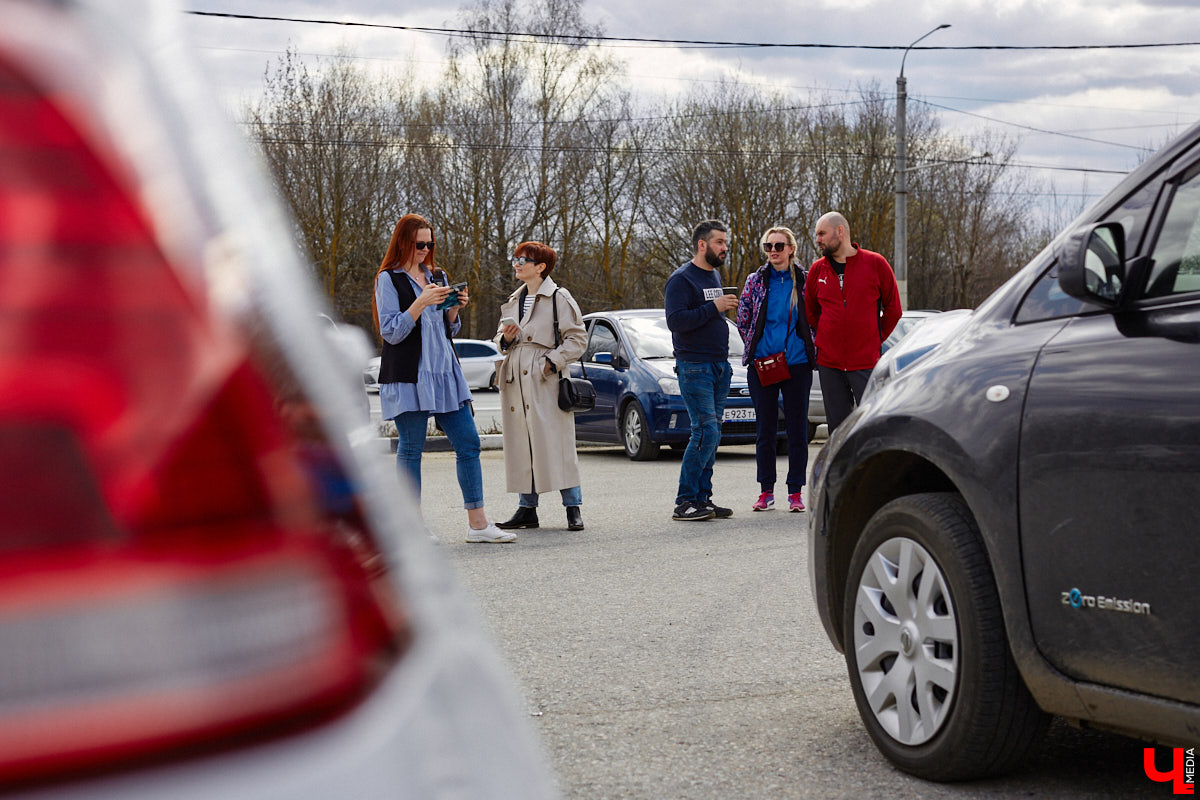 Сверкающая красная Tesla разрезала воздух, ловя восхищенные взгляды. Примерно так началась встреча владельцев электромобилей и гибридов в областном центре. Участие в ней приняли около 15 человек — владельцев и поклонников электрокаров. Пять авто выстроились в ряд перед «Белым домом». Самым везучим дали порулить Tesla. Интервью владельцев электрокаров и много-много шикарных фото — в материале «Ключ-Медиа».
