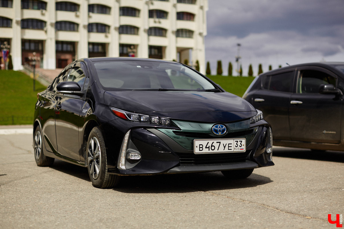 Сверкающая красная Tesla разрезала воздух, ловя восхищенные взгляды. Примерно так началась встреча владельцев электромобилей и гибридов в областном центре. Участие в ней приняли около 15 человек — владельцев и поклонников электрокаров. Пять авто выстроились в ряд перед «Белым домом». Самым везучим дали порулить Tesla. Интервью владельцев электрокаров и много-много шикарных фото — в материале «Ключ-Медиа».