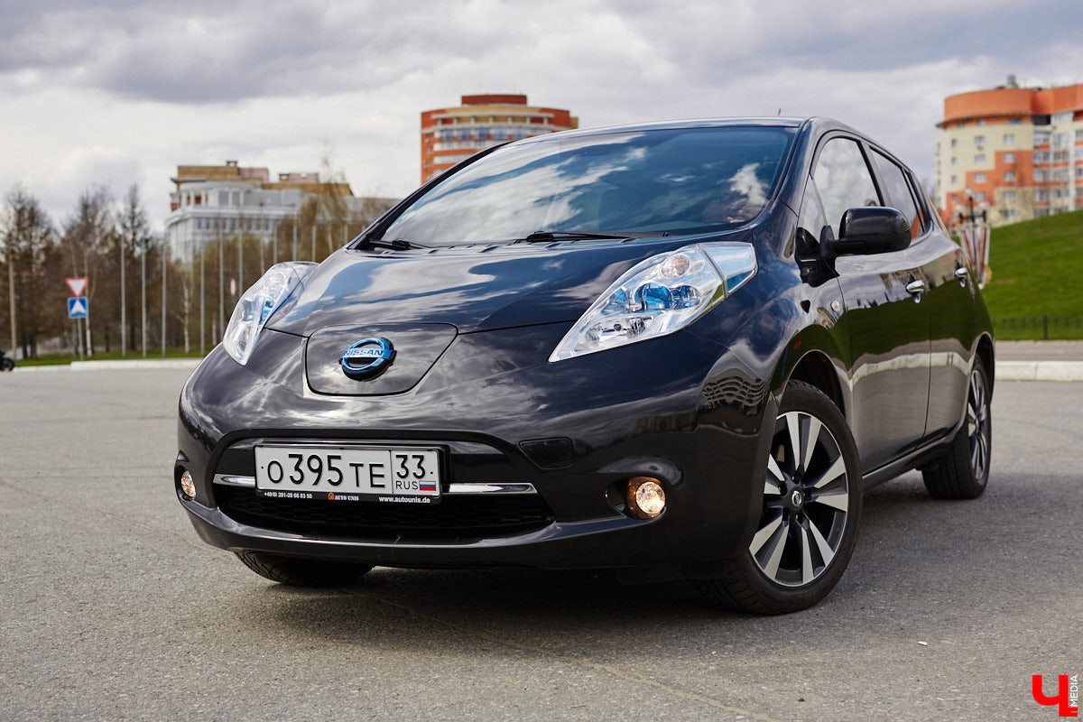 Сверкающая красная Tesla разрезала воздух, ловя восхищенные взгляды. Примерно так началась встреча владельцев электромобилей и гибридов в областном центре. Участие в ней приняли около 15 человек — владельцев и поклонников электрокаров. Пять авто выстроились в ряд перед «Белым домом». Самым везучим дали порулить Tesla. Интервью владельцев электрокаров и много-много шикарных фото — в материале «Ключ-Медиа».