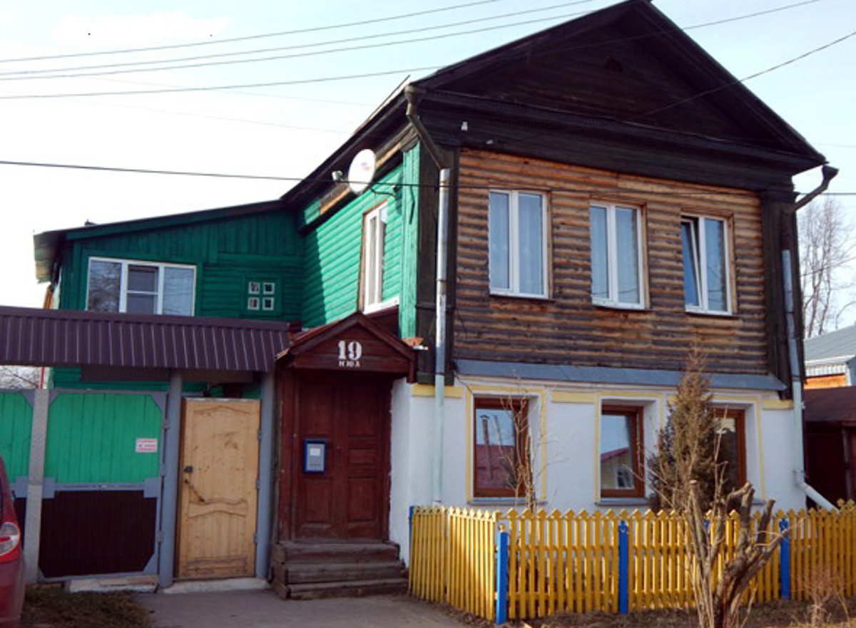 Геортоним – это собственное имя любого праздника, памятной даты, торжества, фестиваля, которыми в советское время стали обильно называть улицы. Впоследствии, в 90-х годах, некоторым из них возвратили прежние названия. Тем не менее большинство геортонимов на карте Владимира осталось, и среди них встречаются весьма оригинальные. Давайте прогуляемся по ним в преддверии майских праздников!