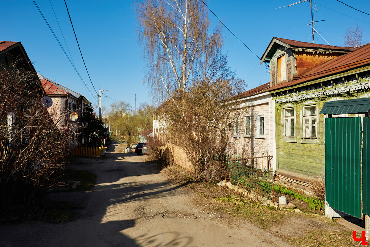 Геортоним – это собственное имя любого праздника, памятной даты, торжества, фестиваля, которыми в советское время стали обильно называть улицы. Впоследствии, в 90-х годах, некоторым из них возвратили прежние названия. Тем не менее большинство геортонимов на карте Владимира осталось, и среди них встречаются весьма оригинальные. Давайте прогуляемся по ним в преддверии майских праздников!