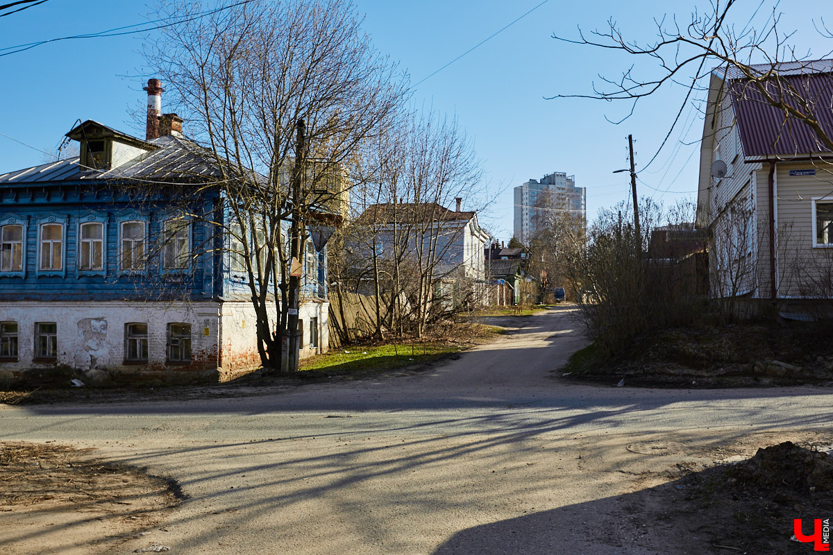 Геортоним – это собственное имя любого праздника, памятной даты, торжества, фестиваля, которыми в советское время стали обильно называть улицы. Впоследствии, в 90-х годах, некоторым из них возвратили прежние названия. Тем не менее большинство геортонимов на карте Владимира осталось, и среди них встречаются весьма оригинальные. Давайте прогуляемся по ним в преддверии майских праздников!