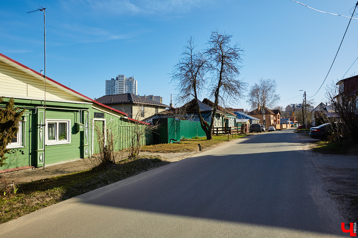 Геортоним – это собственное имя любого праздника, памятной даты, торжества, фестиваля, которыми в советское время стали обильно называть улицы. Впоследствии, в 90-х годах, некоторым из них возвратили прежние названия. Тем не менее большинство геортонимов на карте Владимира осталось, и среди них встречаются весьма оригинальные. Давайте прогуляемся по ним в преддверии майских праздников!