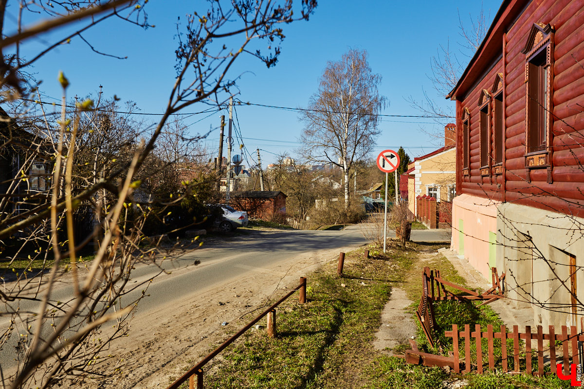 Геортоним – это собственное имя любого праздника, памятной даты, торжества, фестиваля, которыми в советское время стали обильно называть улицы. Впоследствии, в 90-х годах, некоторым из них возвратили прежние названия. Тем не менее большинство геортонимов на карте Владимира осталось, и среди них встречаются весьма оригинальные. Давайте прогуляемся по ним в преддверии майских праздников!