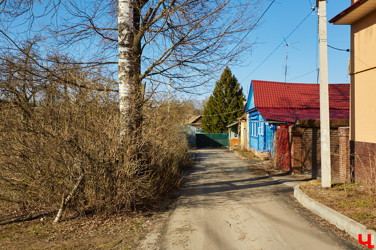 Геортоним – это собственное имя любого праздника, памятной даты, торжества, фестиваля, которыми в советское время стали обильно называть улицы. Впоследствии, в 90-х годах, некоторым из них возвратили прежние названия. Тем не менее большинство геортонимов на карте Владимира осталось, и среди них встречаются весьма оригинальные. Давайте прогуляемся по ним в преддверии майских праздников!