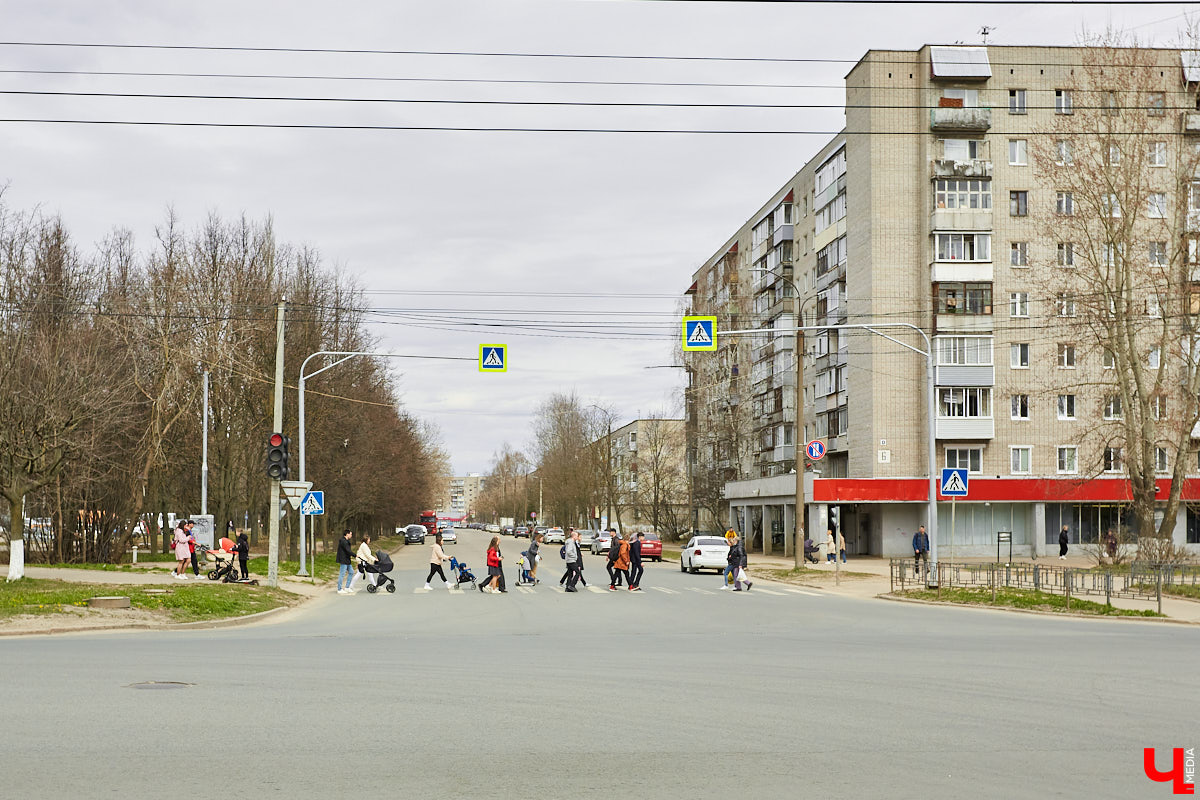 Геортоним – это собственное имя любого праздника, памятной даты, торжества, фестиваля, которыми в советское время стали обильно называть улицы. Впоследствии, в 90-х годах, некоторым из них возвратили прежние названия. Тем не менее большинство геортонимов на карте Владимира осталось, и среди них встречаются весьма оригинальные. Давайте прогуляемся по ним в преддверии майских праздников!
