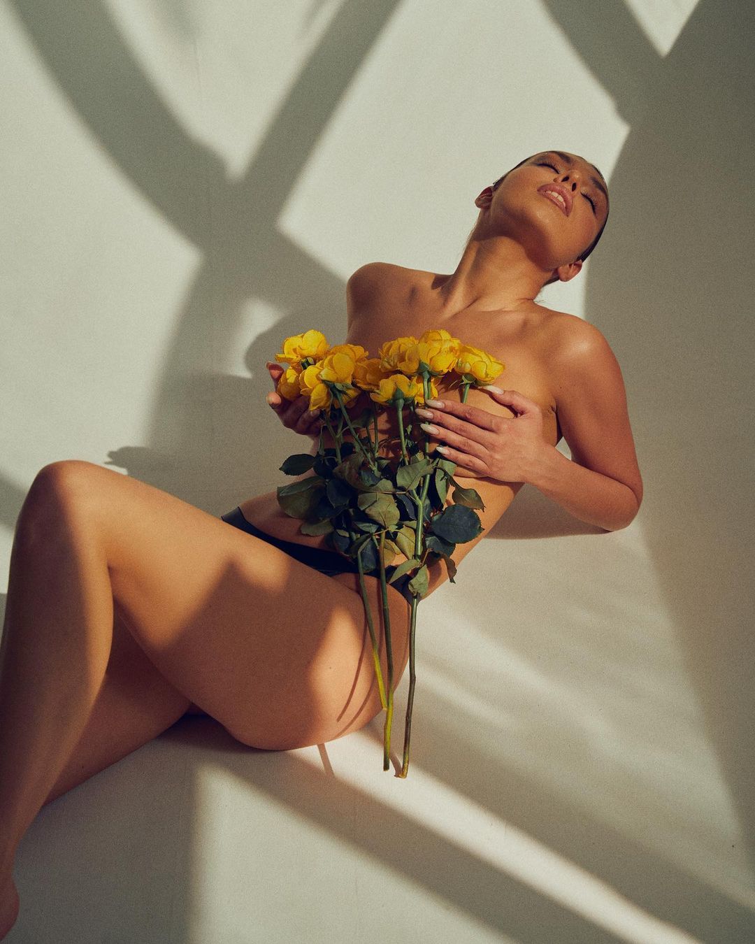 Пришла весна, солнце греет уже не по-детски, и наши владимирские барышни делятся с подписчиками в соцсетях не менее жаркими фото. Да такими, на которых одежда имеет не такое уж и большое значение.