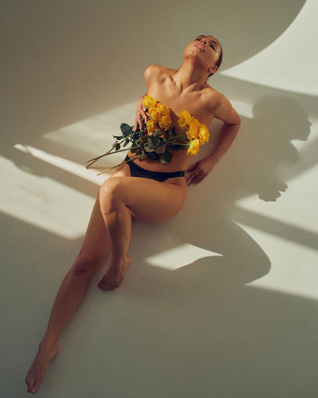 Пришла весна, солнце греет уже не по-детски, и наши владимирские барышни делятся с подписчиками в соцсетях не менее жаркими фото. Да такими, на которых одежда имеет не такое уж и большое значение.