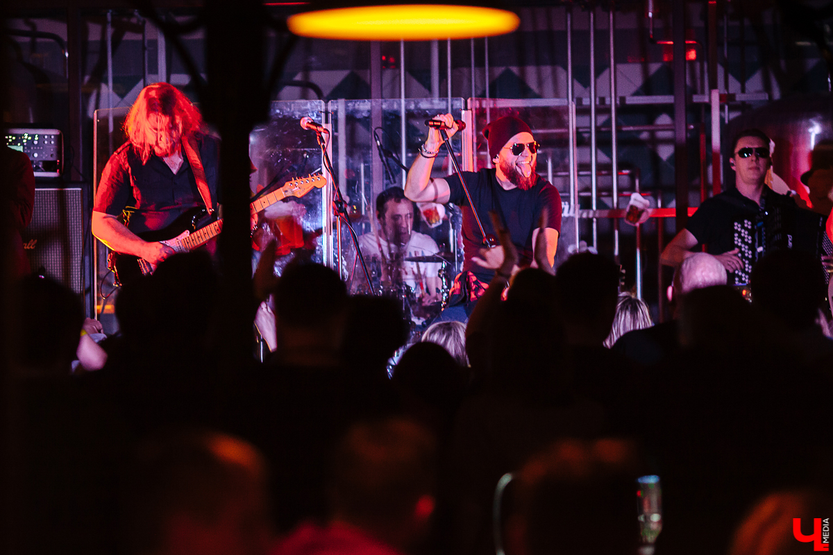 Питерцы ZE FISH с их неопределенными музыкально-эстетическими предпочтениями и наши родные «Рекорд Оркестр». Что их объединяет? Все просто – песня «Моя жизнь», которая совсем недавно появилась на просторах интернета. К ребятам подключились и другие бессменные лидеры легендарных групп!