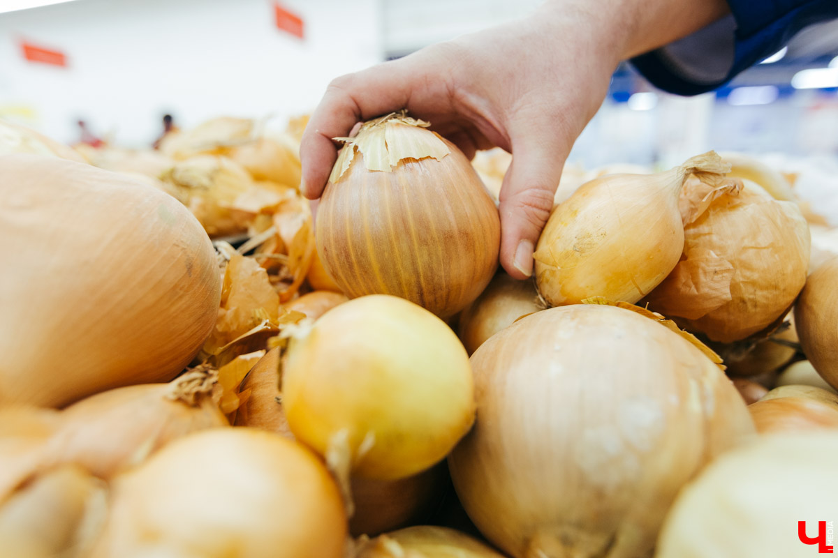 Во Владимире приостанавливает свою работу супермаркет «Декатлон». Популярный спортивный бренд закрывает двери своих торговых центров. Пока временно. На этом фоне все больше разговоров о судьбе сети «Ашан» и строящемся в областном центре «Леруа Мерлен». Магазины принадлежат одной и той же французской семье. Разбираемся в вопросе.