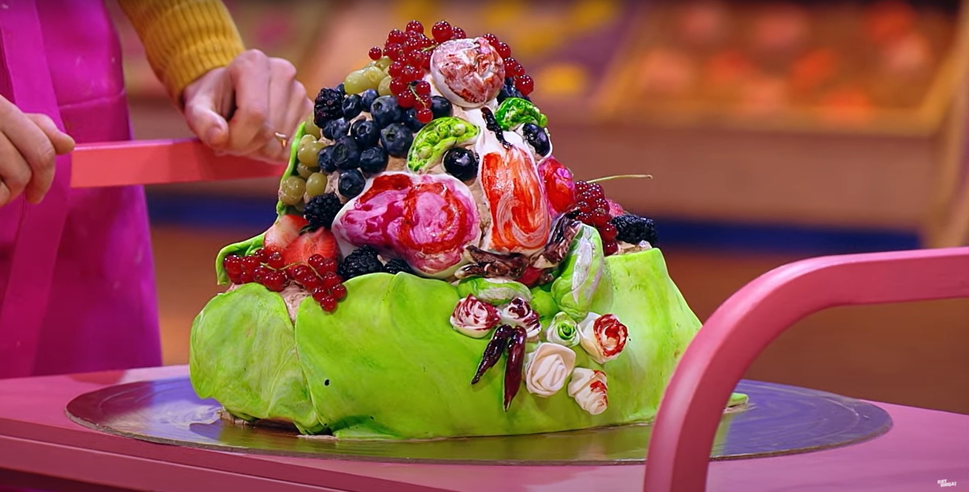 И снова наши на «Пятнице»! Мария Сидорова из Коврова испекла торт по мотивам сказки «Репка» и покорила ведущих кулинарного шоу «Кондитер». Так она прошла в суперфинал и теперь может выиграть один миллион рублей.