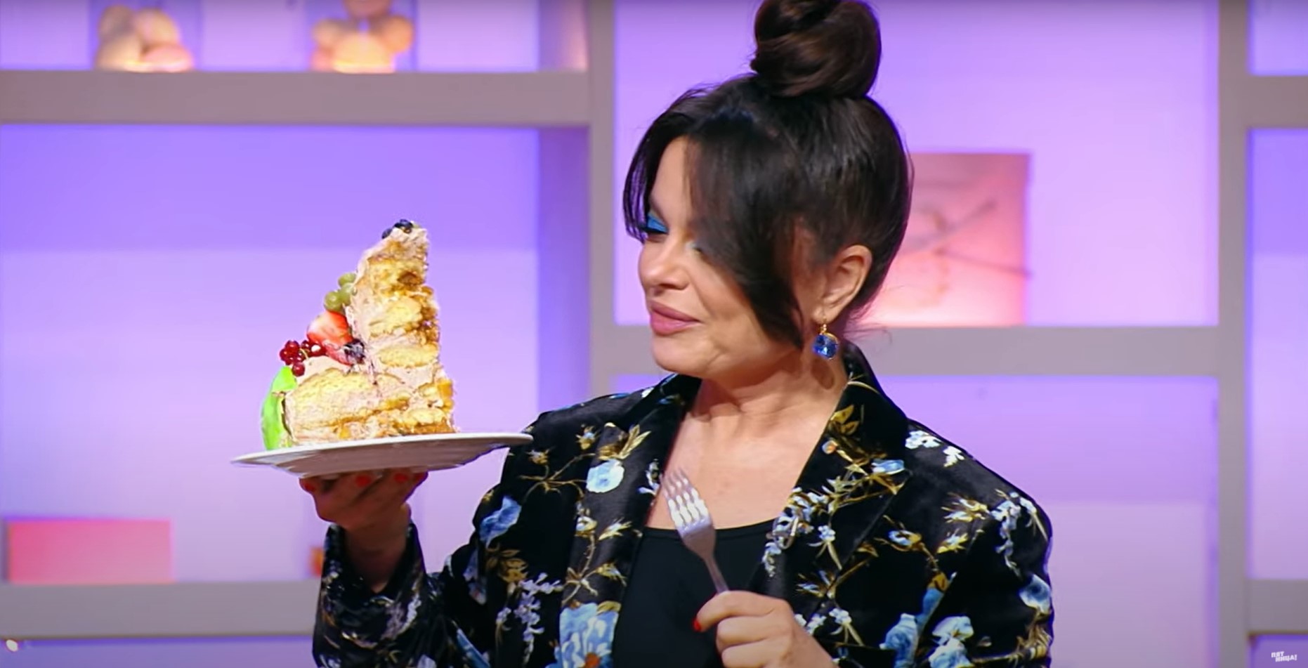 И снова наши на «Пятнице»! Мария Сидорова из Коврова испекла торт по мотивам сказки «Репка» и покорила ведущих кулинарного шоу «Кондитер». Так она прошла в суперфинал и теперь может выиграть один миллион рублей.