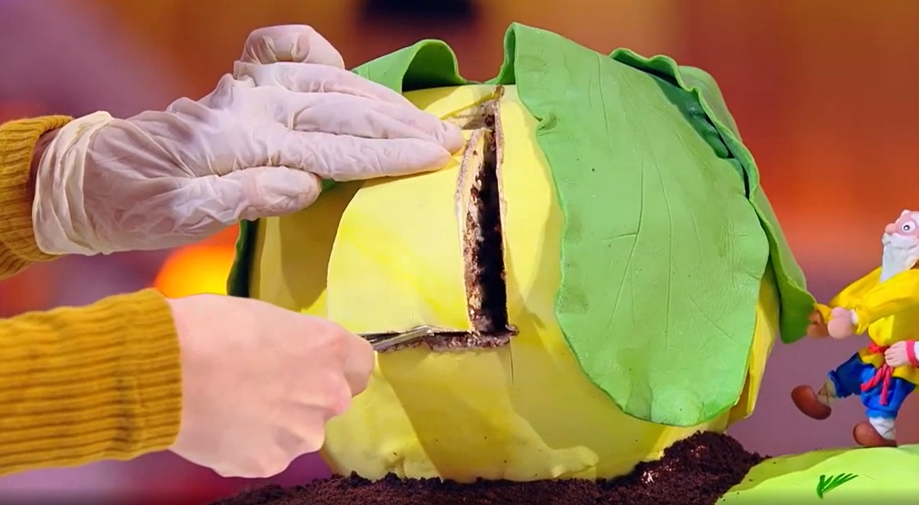 И снова наши на «Пятнице»! Мария Сидорова из Коврова испекла торт по мотивам сказки «Репка» и покорила ведущих кулинарного шоу «Кондитер». Так она прошла в суперфинал и теперь может выиграть один миллион рублей.