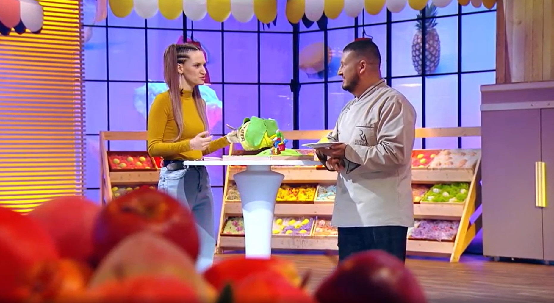 И снова наши на «Пятнице»! Мария Сидорова из Коврова испекла торт по мотивам сказки «Репка» и покорила ведущих кулинарного шоу «Кондитер». Так она прошла в суперфинал и теперь может выиграть один миллион рублей.