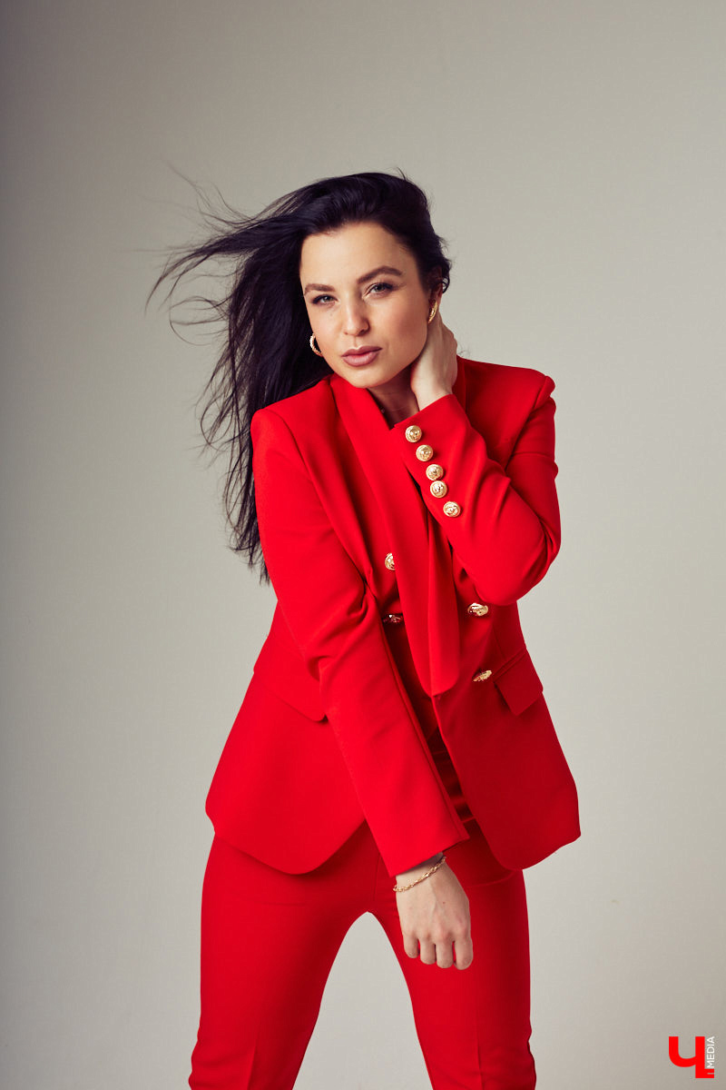 Виктория Лавренкова посвятила жизнь танцам и отдает всю себя своим воспитанникам в хореографической студии. Сцена научила ее всегда быть на высоте. Именно поэтому она не выйдет без макияжа даже в магазин, а внешний облик ее будет стильным и элегантным при любом раскладе.