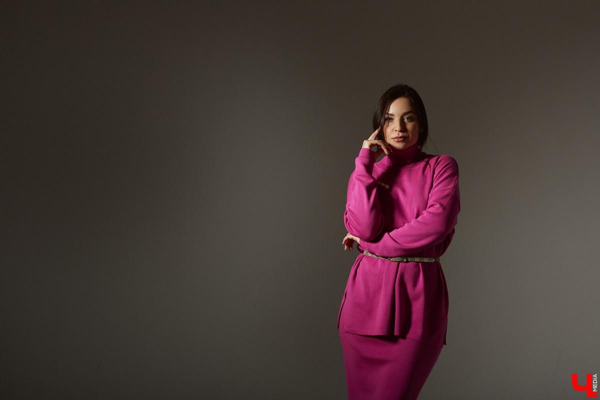 Виктория Лавренкова посвятила жизнь танцам и отдает всю себя своим воспитанникам в хореографической студии. Сцена научила ее всегда быть на высоте. Именно поэтому она не выйдет без макияжа даже в магазин, а внешний облик ее будет стильным и элегантным при любом раскладе.