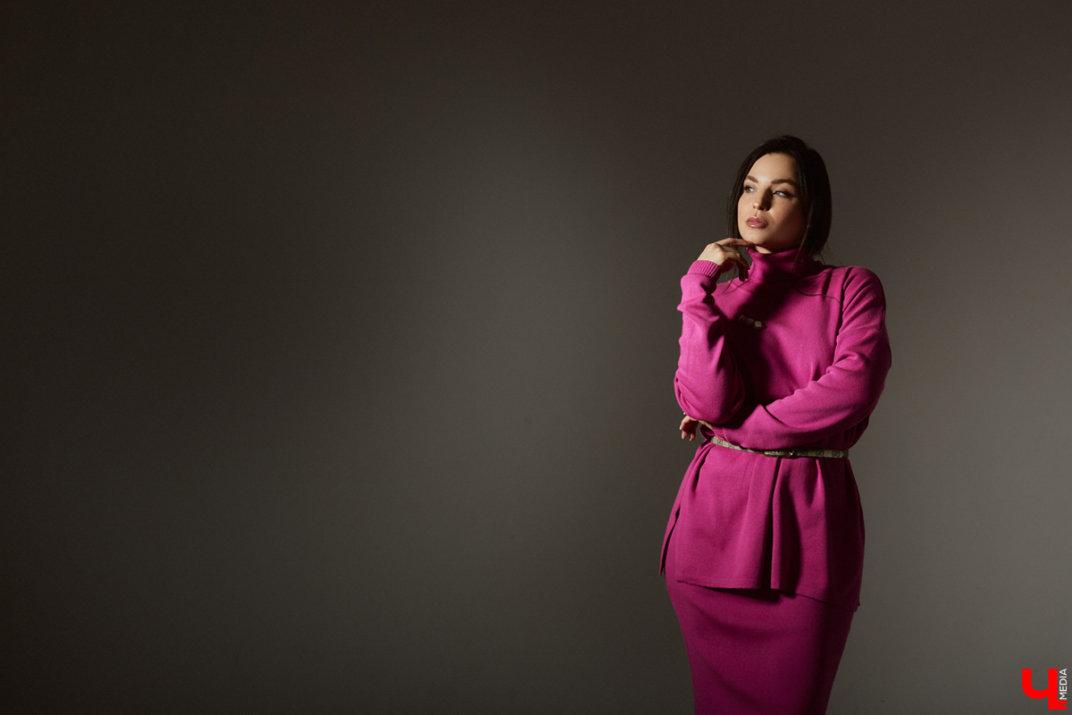 Виктория Лавренкова посвятила жизнь танцам и отдает всю себя своим воспитанникам в хореографической студии. Сцена научила ее всегда быть на высоте. Именно поэтому она не выйдет без макияжа даже в магазин, а внешний облик ее будет стильным и элегантным при любом раскладе.