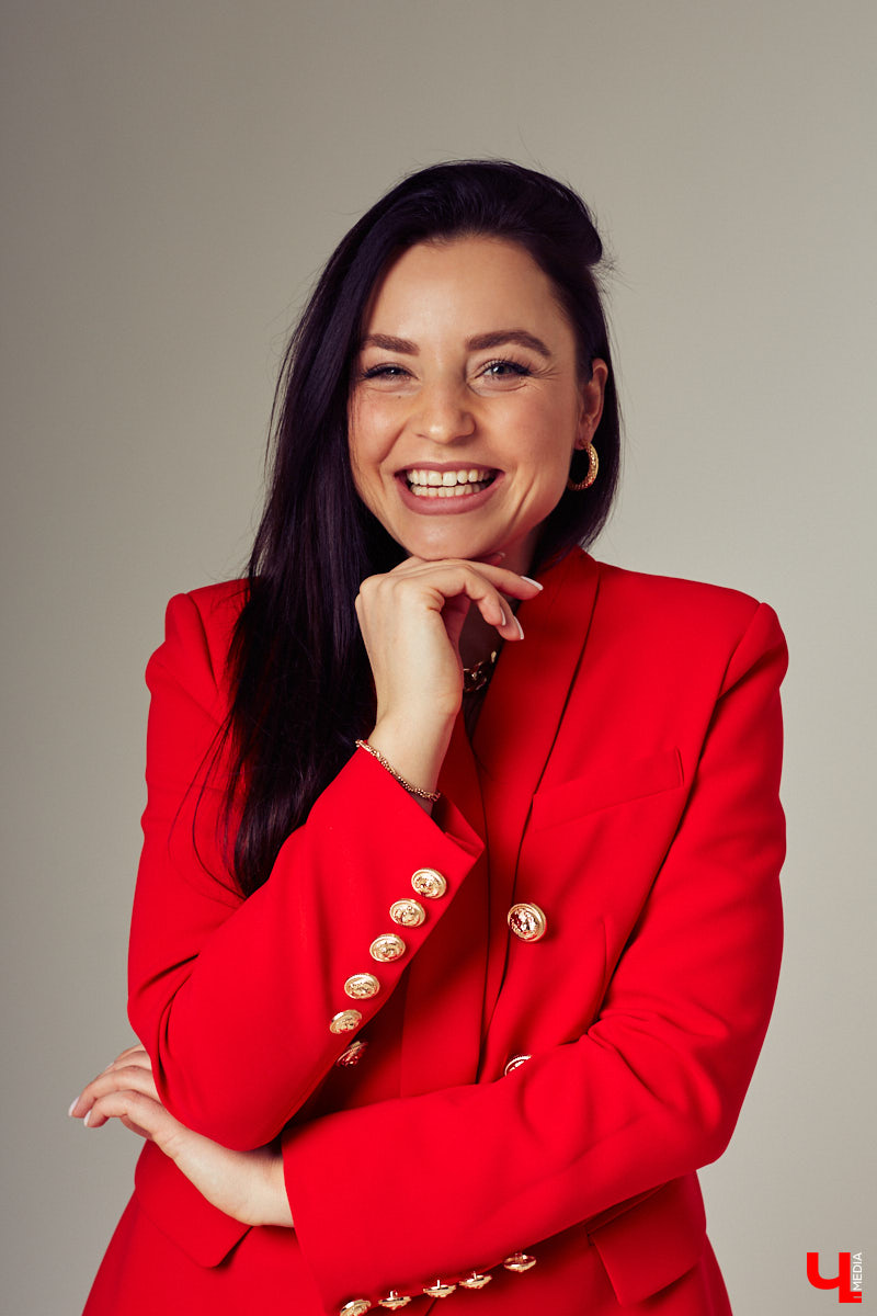 Виктория Лавренкова посвятила жизнь танцам и отдает всю себя своим воспитанникам в хореографической студии. Сцена научила ее всегда быть на высоте. Именно поэтому она не выйдет без макияжа даже в магазин, а внешний облик ее будет стильным и элегантным при любом раскладе.