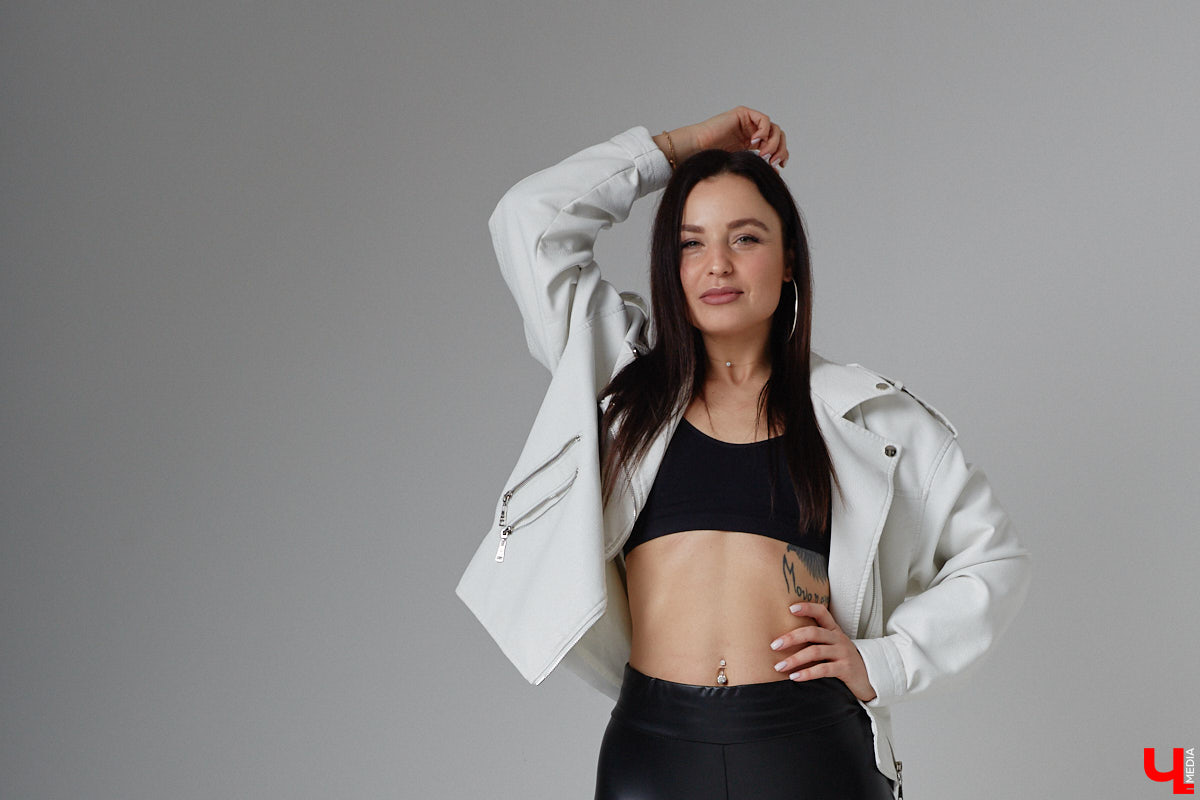 Виктория Лавренкова посвятила жизнь танцам и отдает всю себя своим воспитанникам в хореографической студии. Сцена научила ее всегда быть на высоте. Именно поэтому она не выйдет без макияжа даже в магазин, а внешний облик ее будет стильным и элегантным при любом раскладе.