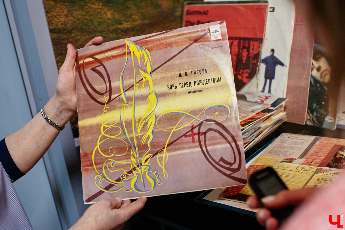 Виниловая комната, виниловый клуб, более 5000 виниловых пластинок зарубежного и отечественного выпуска. Перечисленные ретро-радости доступны «не только лишь всем». Для того чтобы стать частью музыкального комьюнити и получить доступ к раритетам, необходимо пройти обряд посвящения… Оформить читательский билет во Владимирской областной библиотеке для детей и молодежи.