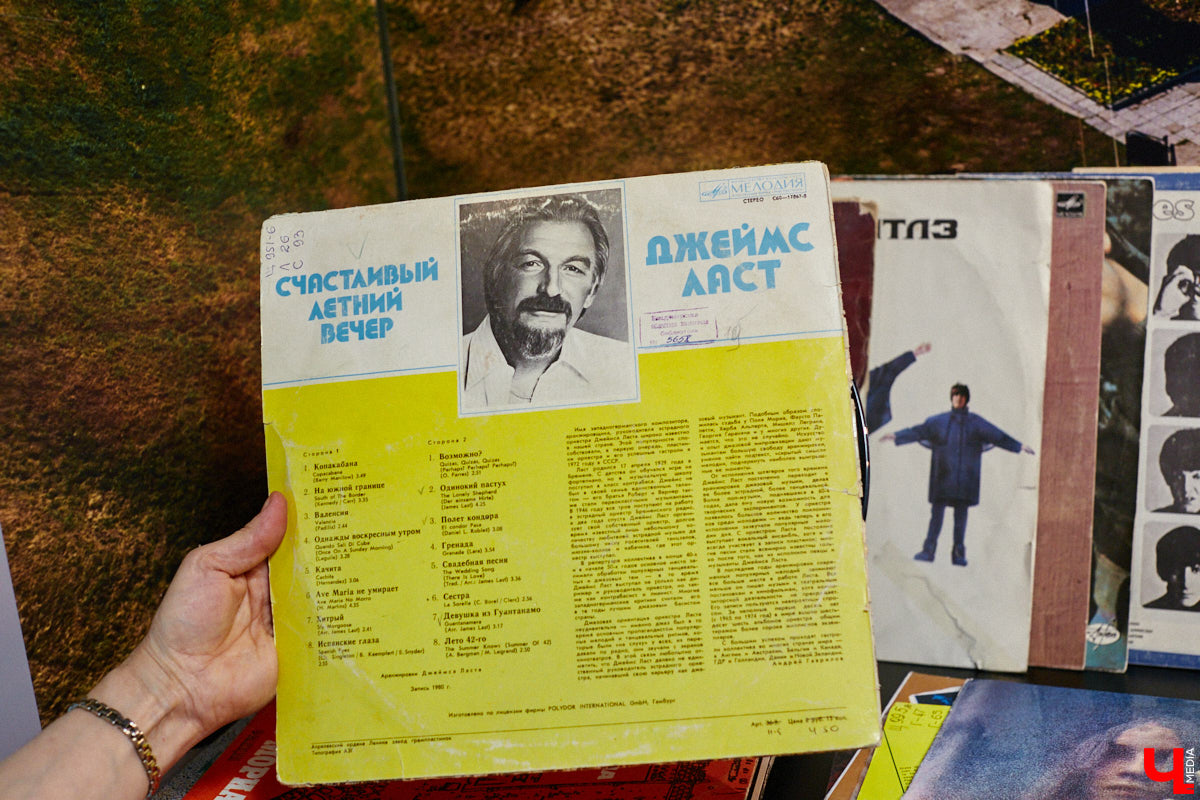 Виниловая комната, виниловый клуб, более 5000 виниловых пластинок зарубежного и отечественного выпуска. Перечисленные ретро-радости доступны «не только лишь всем». Для того чтобы стать частью музыкального комьюнити и получить доступ к раритетам, необходимо пройти обряд посвящения… Оформить читательский билет во Владимирской областной библиотеке для детей и молодежи.