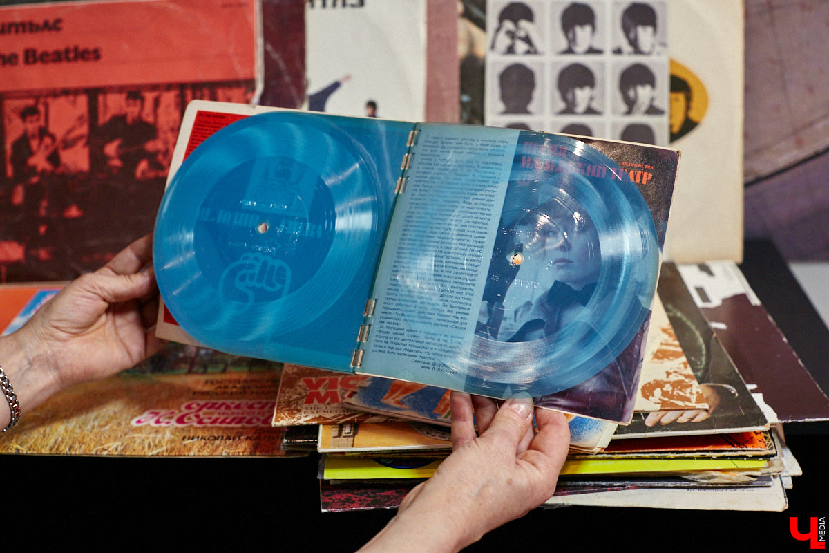 Виниловая комната, виниловый клуб, более 5000 виниловых пластинок зарубежного и отечественного выпуска. Перечисленные ретро-радости доступны «не только лишь всем». Для того чтобы стать частью музыкального комьюнити и получить доступ к раритетам, необходимо пройти обряд посвящения… Оформить читательский билет во Владимирской областной библиотеке для детей и молодежи.