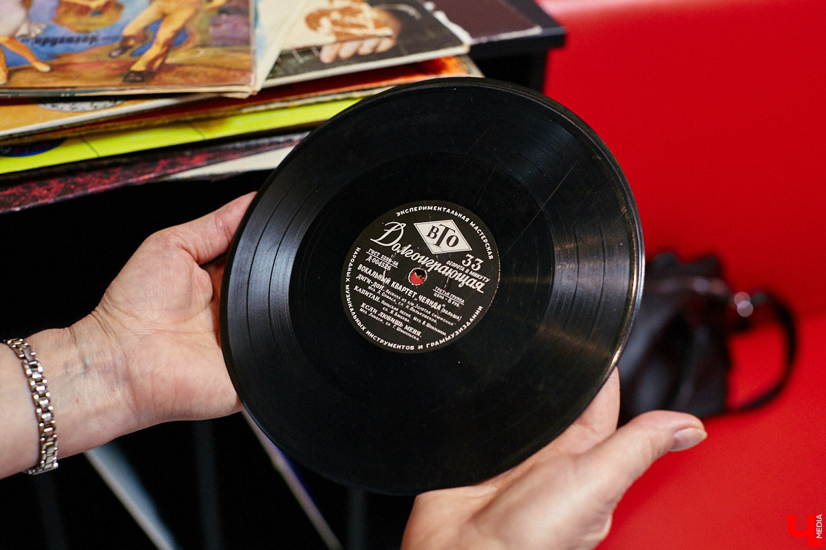 Виниловая комната, виниловый клуб, более 5000 виниловых пластинок зарубежного и отечественного выпуска. Перечисленные ретро-радости доступны «не только лишь всем». Для того чтобы стать частью музыкального комьюнити и получить доступ к раритетам, необходимо пройти обряд посвящения… Оформить читательский билет во Владимирской областной библиотеке для детей и молодежи.