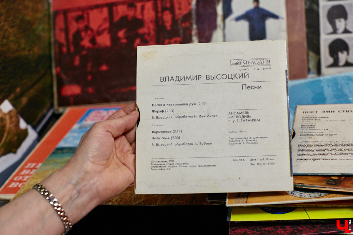 Виниловая комната, виниловый клуб, более 5000 виниловых пластинок зарубежного и отечественного выпуска. Перечисленные ретро-радости доступны «не только лишь всем». Для того чтобы стать частью музыкального комьюнити и получить доступ к раритетам, необходимо пройти обряд посвящения… Оформить читательский билет во Владимирской областной библиотеке для детей и молодежи.