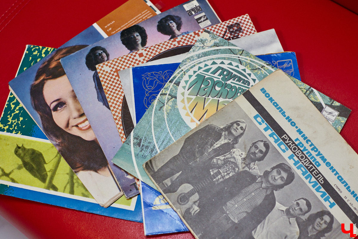 Виниловая комната, виниловый клуб, более 5000 виниловых пластинок зарубежного и отечественного выпуска. Перечисленные ретро-радости доступны «не только лишь всем». Для того чтобы стать частью музыкального комьюнити и получить доступ к раритетам, необходимо пройти обряд посвящения… Оформить читательский билет во Владимирской областной библиотеке для детей и молодежи.