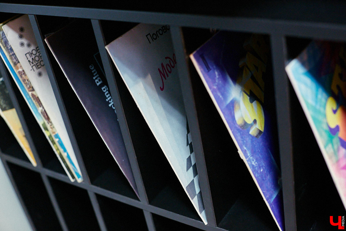 Виниловая комната, виниловый клуб, более 5000 виниловых пластинок зарубежного и отечественного выпуска. Перечисленные ретро-радости доступны «не только лишь всем». Для того чтобы стать частью музыкального комьюнити и получить доступ к раритетам, необходимо пройти обряд посвящения… Оформить читательский билет во Владимирской областной библиотеке для детей и молодежи.