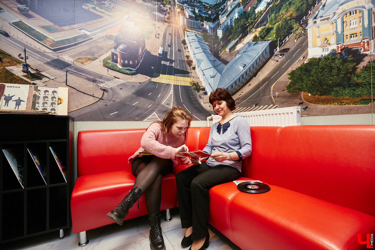 Виниловая комната, виниловый клуб, более 5000 виниловых пластинок зарубежного и отечественного выпуска. Перечисленные ретро-радости доступны «не только лишь всем». Для того чтобы стать частью музыкального комьюнити и получить доступ к раритетам, необходимо пройти обряд посвящения… Оформить читательский билет во Владимирской областной библиотеке для детей и молодежи.