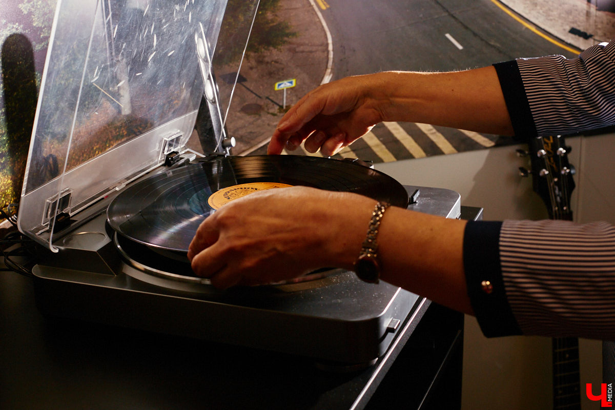 Виниловая комната, виниловый клуб, более 5000 виниловых пластинок зарубежного и отечественного выпуска. Перечисленные ретро-радости доступны «не только лишь всем». Для того чтобы стать частью музыкального комьюнити и получить доступ к раритетам, необходимо пройти обряд посвящения… Оформить читательский билет во Владимирской областной библиотеке для детей и молодежи.