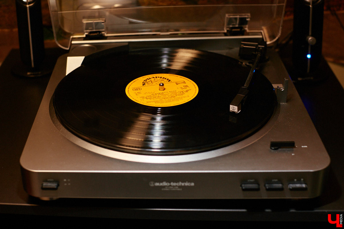 Виниловая комната, виниловый клуб, более 5000 виниловых пластинок зарубежного и отечественного выпуска. Перечисленные ретро-радости доступны «не только лишь всем». Для того чтобы стать частью музыкального комьюнити и получить доступ к раритетам, необходимо пройти обряд посвящения… Оформить читательский билет во Владимирской областной библиотеке для детей и молодежи.