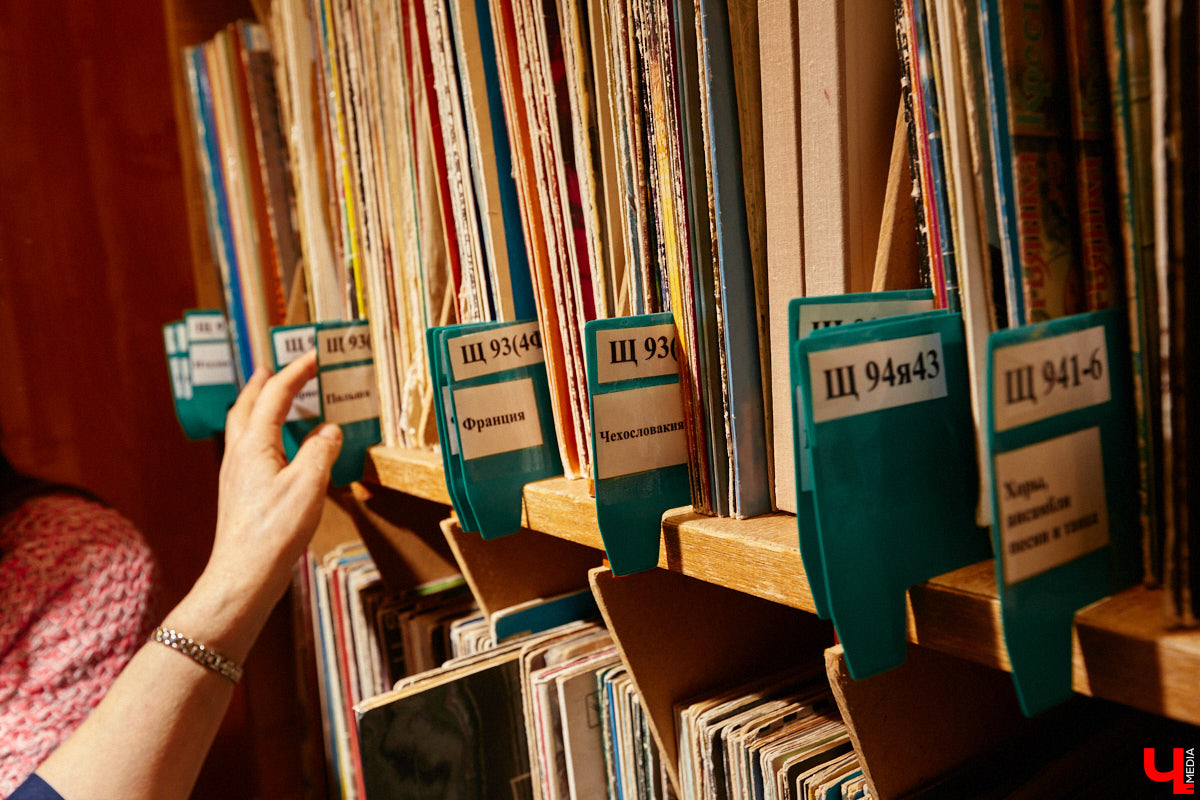 Виниловая комната, виниловый клуб, более 5000 виниловых пластинок зарубежного и отечественного выпуска. Перечисленные ретро-радости доступны «не только лишь всем». Для того чтобы стать частью музыкального комьюнити и получить доступ к раритетам, необходимо пройти обряд посвящения… Оформить читательский билет во Владимирской областной библиотеке для детей и молодежи.