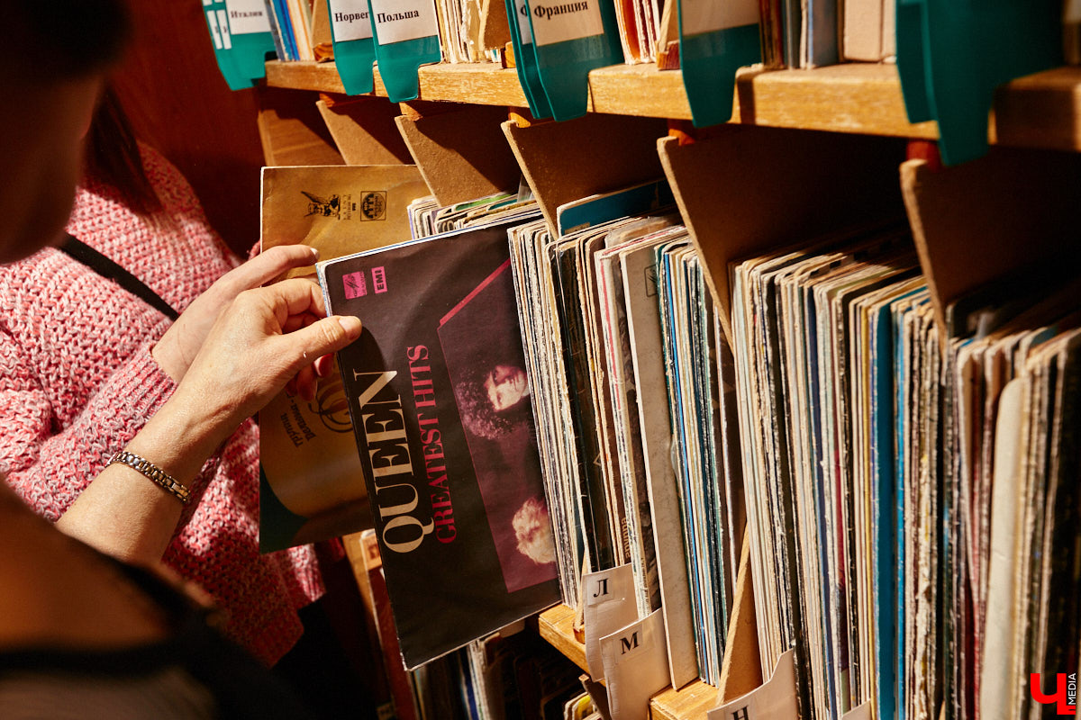 Виниловая комната, виниловый клуб, более 5000 виниловых пластинок зарубежного и отечественного выпуска. Перечисленные ретро-радости доступны «не только лишь всем». Для того чтобы стать частью музыкального комьюнити и получить доступ к раритетам, необходимо пройти обряд посвящения… Оформить читательский билет во Владимирской областной библиотеке для детей и молодежи.