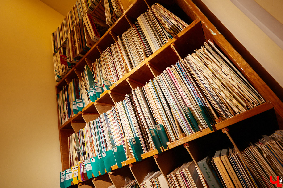 Виниловая комната, виниловый клуб, более 5000 виниловых пластинок зарубежного и отечественного выпуска. Перечисленные ретро-радости доступны «не только лишь всем». Для того чтобы стать частью музыкального комьюнити и получить доступ к раритетам, необходимо пройти обряд посвящения… Оформить читательский билет во Владимирской областной библиотеке для детей и молодежи.