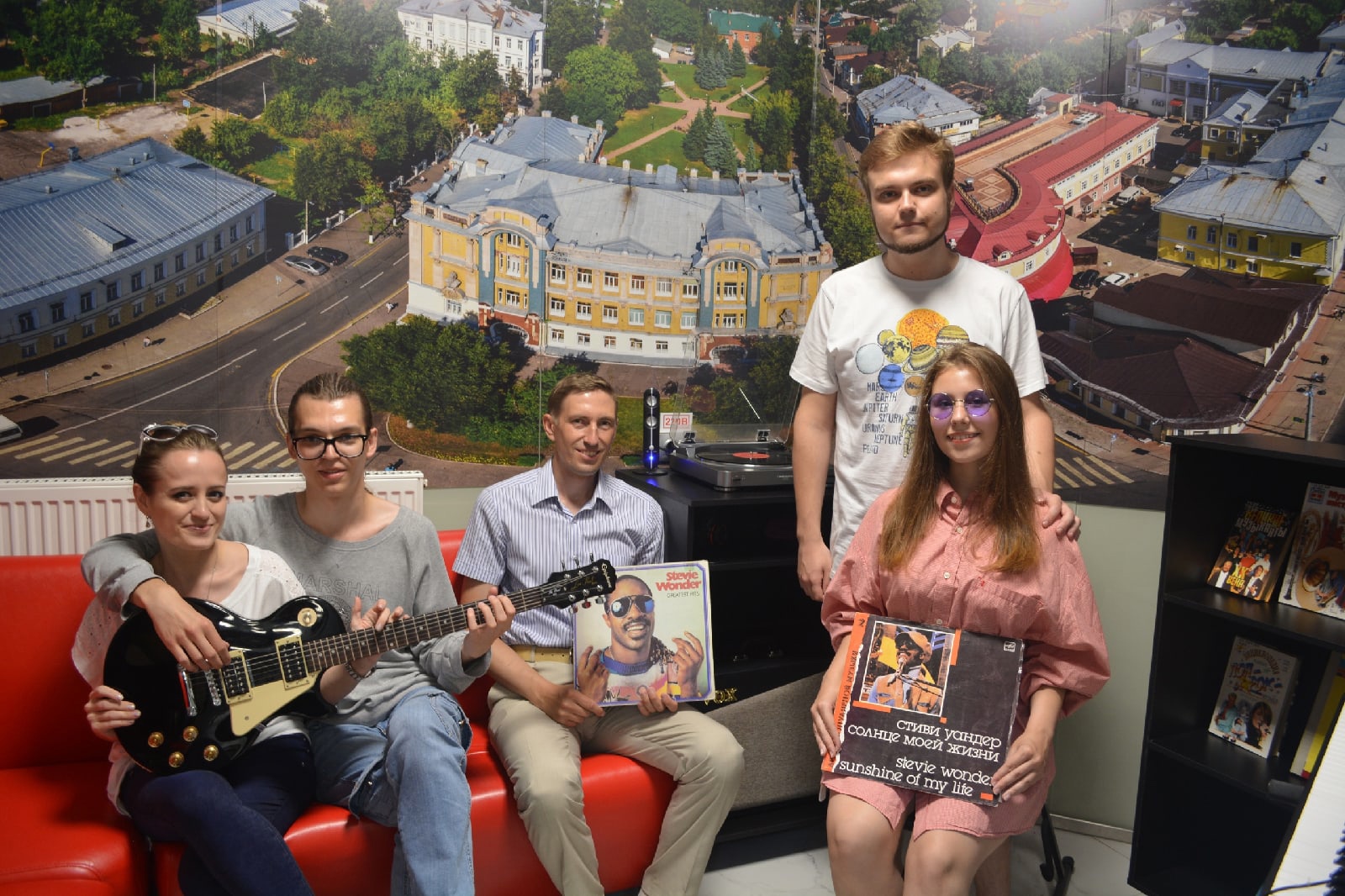 Виниловая комната, виниловый клуб, более 5000 виниловых пластинок зарубежного и отечественного выпуска. Перечисленные ретро-радости доступны «не только лишь всем». Для того чтобы стать частью музыкального комьюнити и получить доступ к раритетам, необходимо пройти обряд посвящения… Оформить читательский билет во Владимирской областной библиотеке для детей и молодежи.