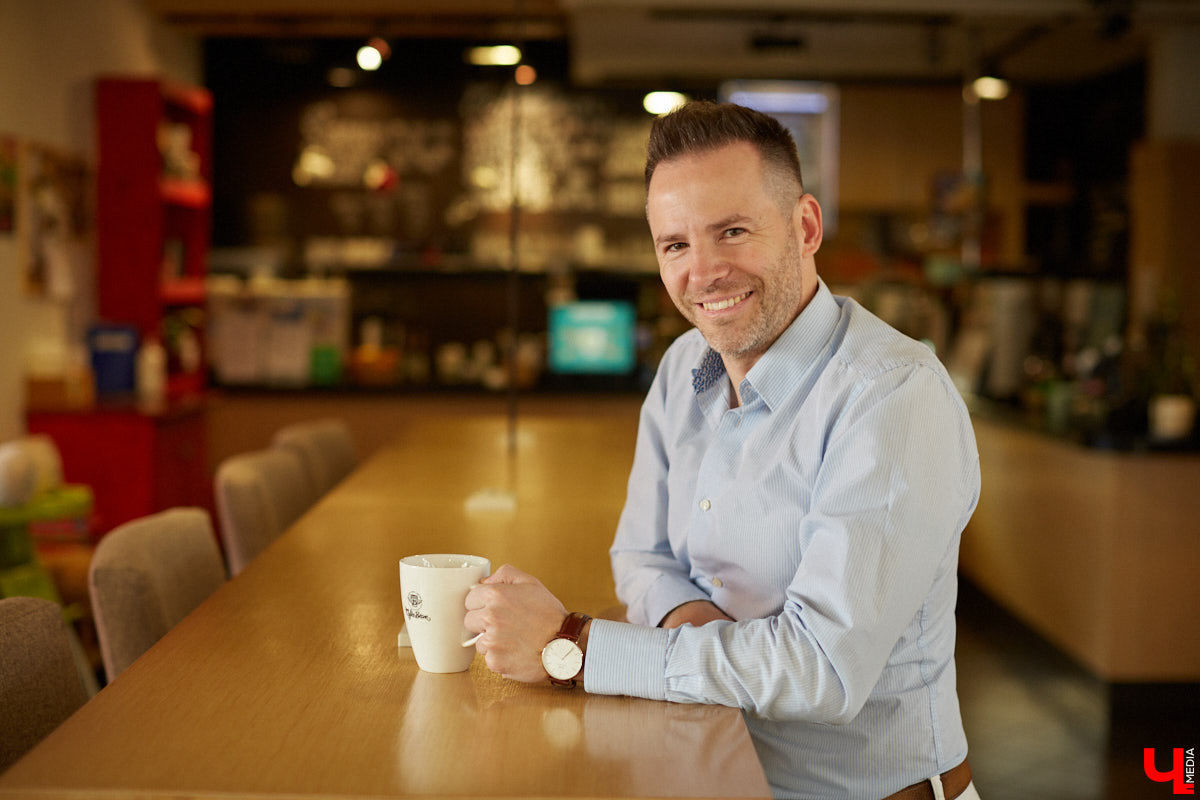 Сегодня на «Неудобные вопросы» от «Ключ-Медиа» ответит ведущий свадеб и мероприятий, шоумен и «охотник за звездами» Сергей Сажин. Он расскажет, каково быть человеком-праздником, объектом повышенного женского внимания и, разумеется, сплетен.