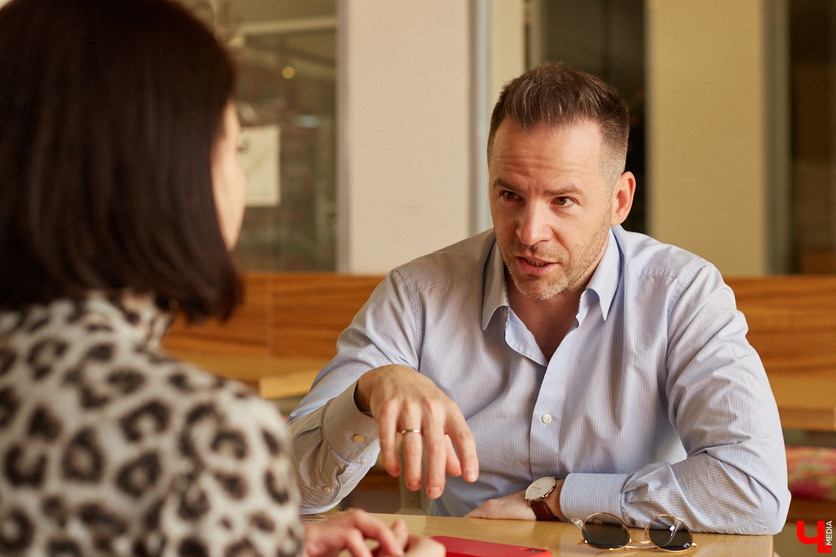 Сегодня на «Неудобные вопросы» от «Ключ-Медиа» ответит ведущий свадеб и мероприятий, шоумен и «охотник за звездами» Сергей Сажин. Он расскажет, каково быть человеком-праздником, объектом повышенного женского внимания и, разумеется, сплетен.