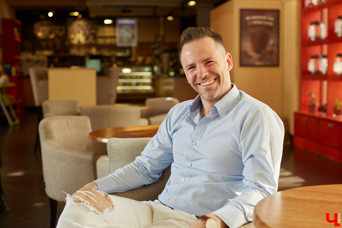 Сегодня на «Неудобные вопросы» от «Ключ-Медиа» ответит ведущий свадеб и мероприятий, шоумен и «охотник за звездами» Сергей Сажин. Он расскажет, каково быть человеком-праздником, объектом повышенного женского внимания и, разумеется, сплетен.