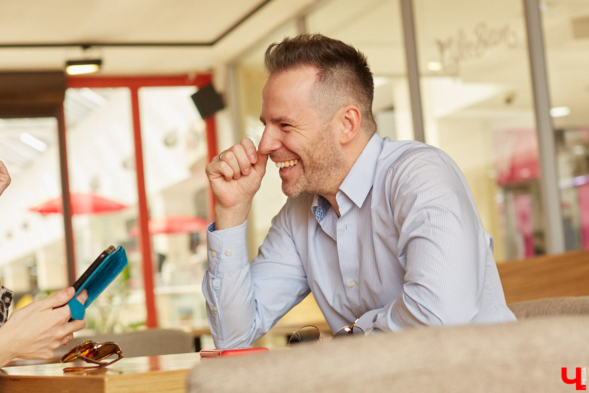 Сегодня на «Неудобные вопросы» от «Ключ-Медиа» ответит ведущий свадеб и мероприятий, шоумен и «охотник за звездами» Сергей Сажин. Он расскажет, каково быть человеком-праздником, объектом повышенного женского внимания и, разумеется, сплетен.