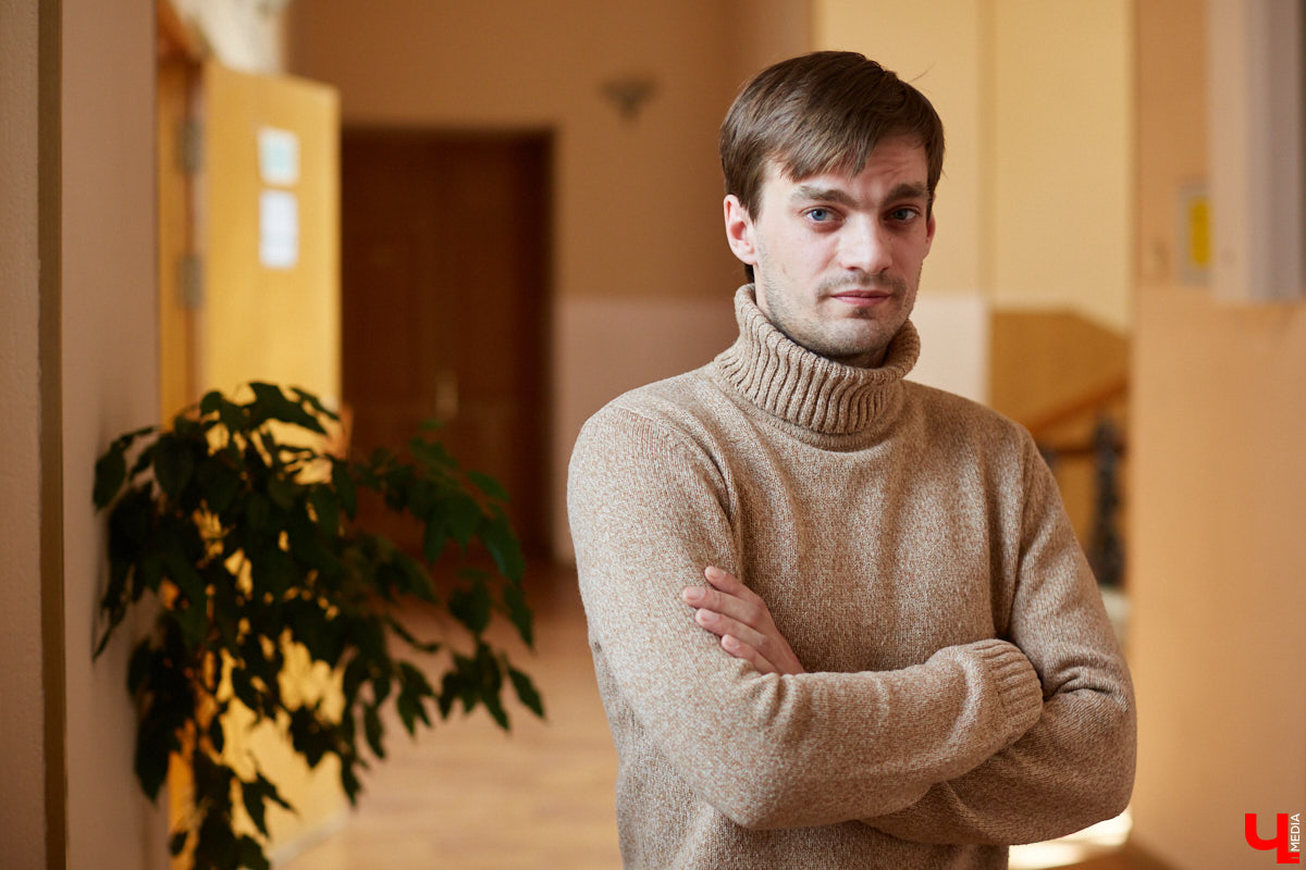 А вы знали, что можете свободно посещать экзаменационные представления студентов-театралов? Начнем с «Живи и помни», над которым ребята из ВлГУ работали под руководством актера драмтеатра. Девушки в роли бабушек, одобрительное улюлюканье вместо строгого «Браво!» и, конечно же, явки-пароли по открытым для горожан театрализованным экзаменам в репортаже «Ключ-Медиа».