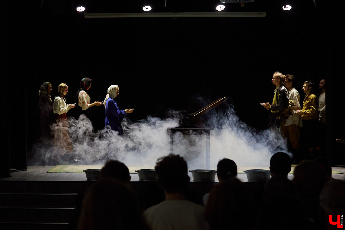 А вы знали, что можете свободно посещать экзаменационные представления студентов-театралов? Начнем с «Живи и помни», над которым ребята из ВлГУ работали под руководством актера драмтеатра. Девушки в роли бабушек, одобрительное улюлюканье вместо строгого «Браво!» и, конечно же, явки-пароли по открытым для горожан театрализованным экзаменам в репортаже «Ключ-Медиа».