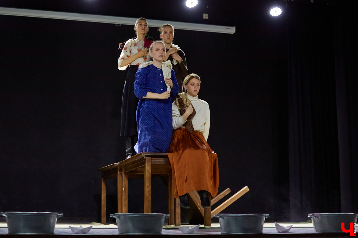 А вы знали, что можете свободно посещать экзаменационные представления студентов-театралов? Начнем с «Живи и помни», над которым ребята из ВлГУ работали под руководством актера драмтеатра. Девушки в роли бабушек, одобрительное улюлюканье вместо строгого «Браво!» и, конечно же, явки-пароли по открытым для горожан театрализованным экзаменам в репортаже «Ключ-Медиа».