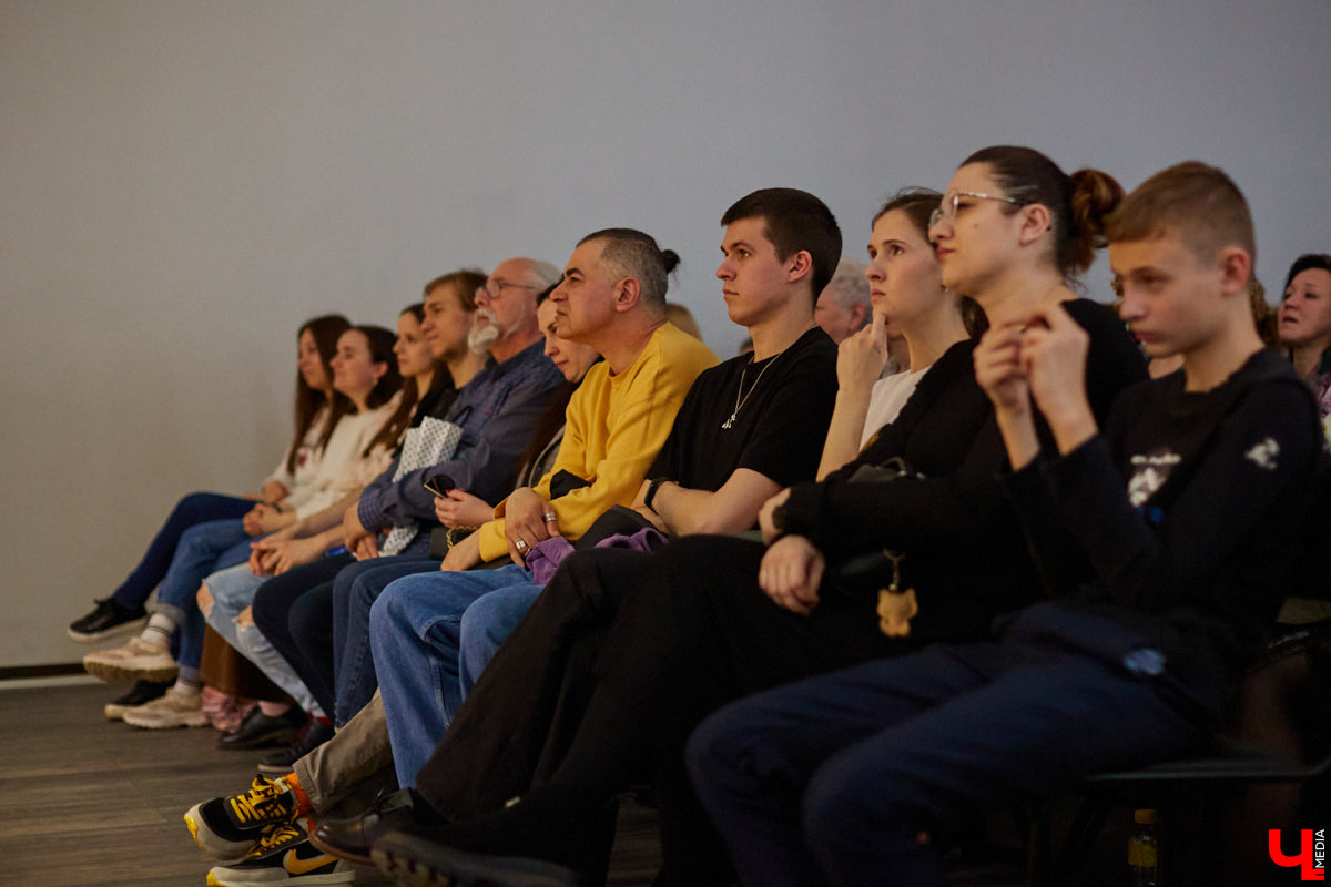 А вы знали, что можете свободно посещать экзаменационные представления студентов-театралов? Начнем с «Живи и помни», над которым ребята из ВлГУ работали под руководством актера драмтеатра. Девушки в роли бабушек, одобрительное улюлюканье вместо строгого «Браво!» и, конечно же, явки-пароли по открытым для горожан театрализованным экзаменам в репортаже «Ключ-Медиа».