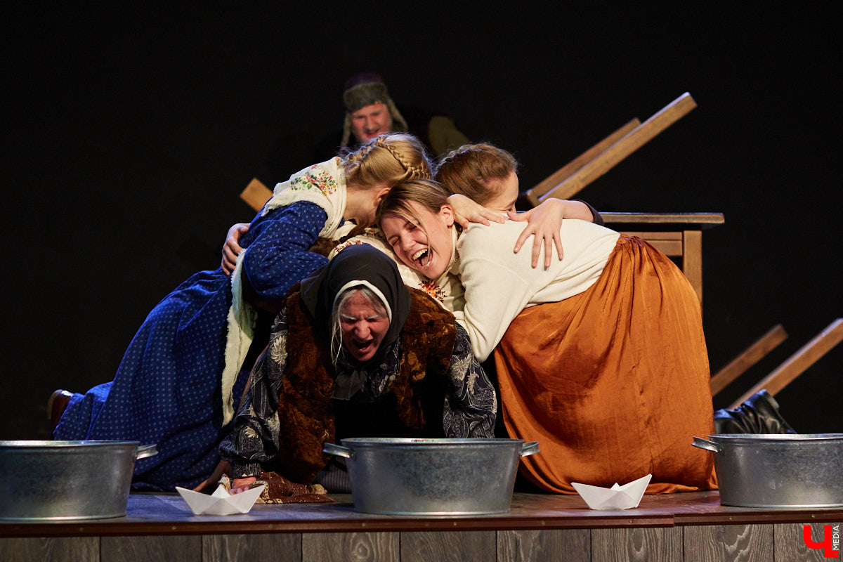 А вы знали, что можете свободно посещать экзаменационные представления студентов-театралов? Начнем с «Живи и помни», над которым ребята из ВлГУ работали под руководством актера драмтеатра. Девушки в роли бабушек, одобрительное улюлюканье вместо строгого «Браво!» и, конечно же, явки-пароли по открытым для горожан театрализованным экзаменам в репортаже «Ключ-Медиа».