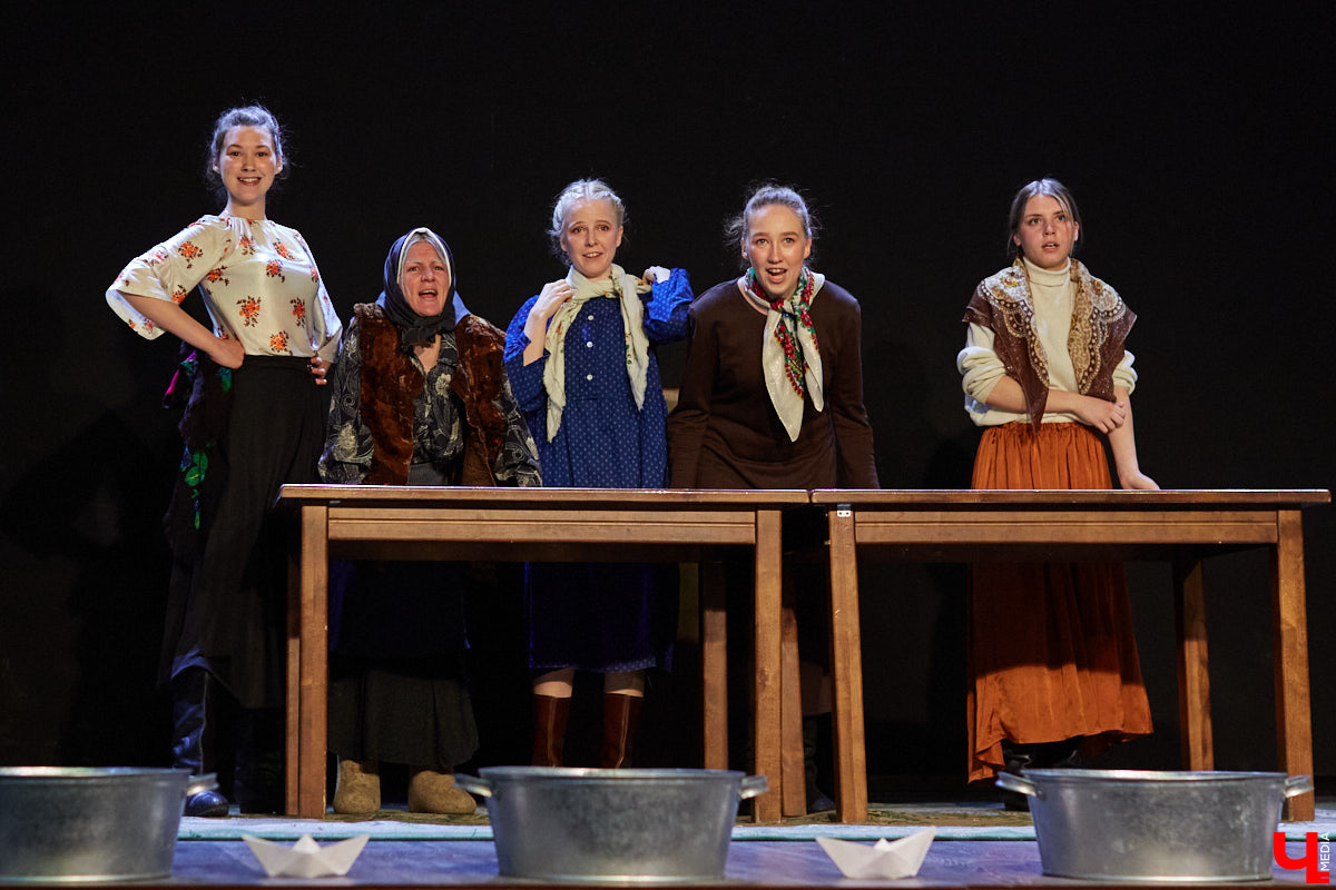 А вы знали, что можете свободно посещать экзаменационные представления студентов-театралов? Начнем с «Живи и помни», над которым ребята из ВлГУ работали под руководством актера драмтеатра. Девушки в роли бабушек, одобрительное улюлюканье вместо строгого «Браво!» и, конечно же, явки-пароли по открытым для горожан театрализованным экзаменам в репортаже «Ключ-Медиа».